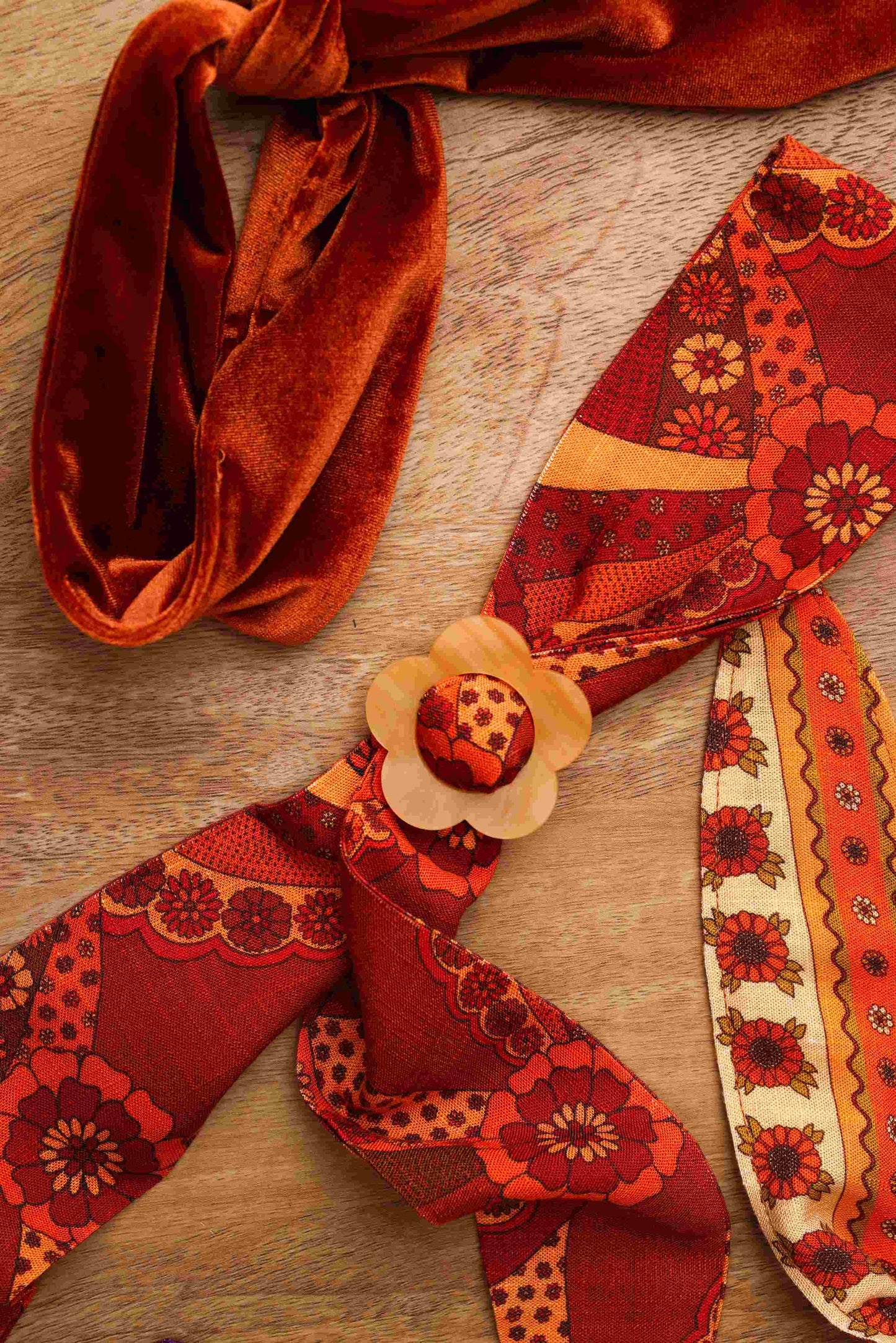 Daisy Scarf Toggle - Sand Tortoiseshell